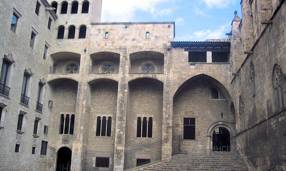 Descubre edificios medievales de Barcelona | Lugaris