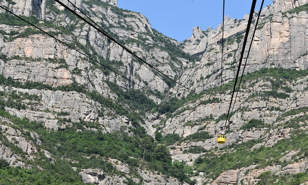 Si estás buscando una emocionante excursión desde Barcelona, no puedes dejar de visitar el impresionante Monasterio de Montserrat, situado a poco más de 50 km de la Ciudad Condal. Este majestuoso macizo montañoso es uno de los destinos más visitados en Cataluña, tanto por su belleza natural como por su profundo significado espiritual.