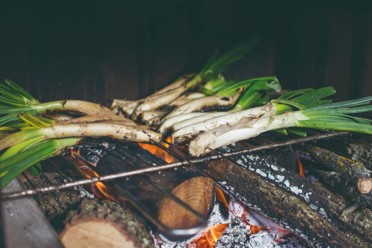 calçots cocinándose al fuego