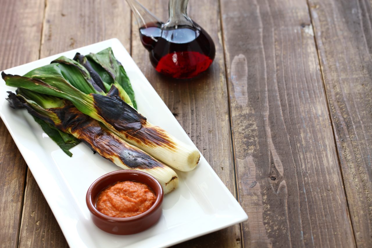 presentación de calçots con salsa romesco y vino