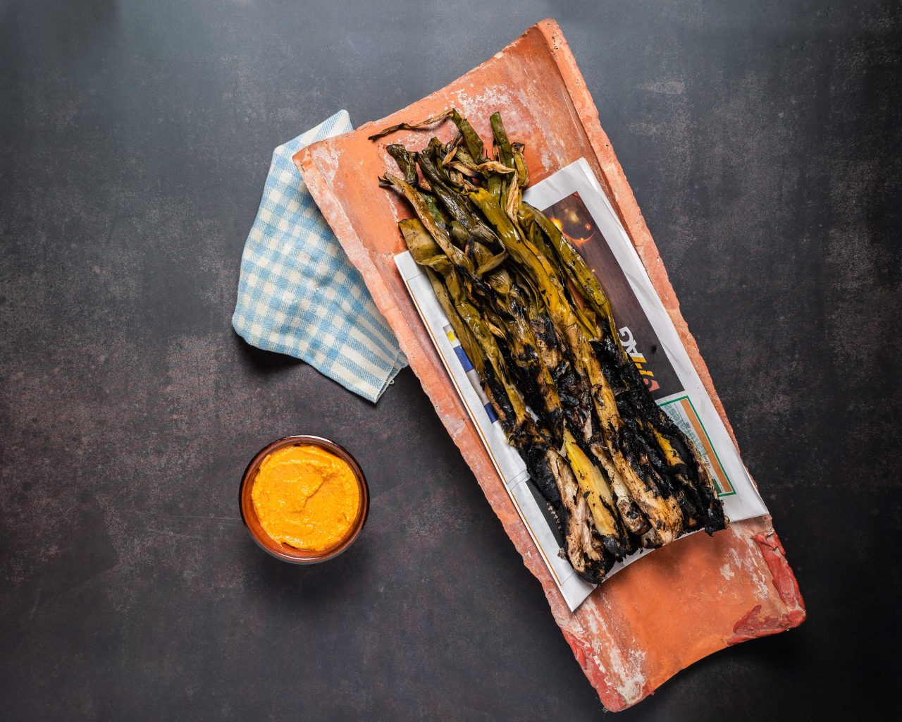 presentación de calçots con salsa romesco