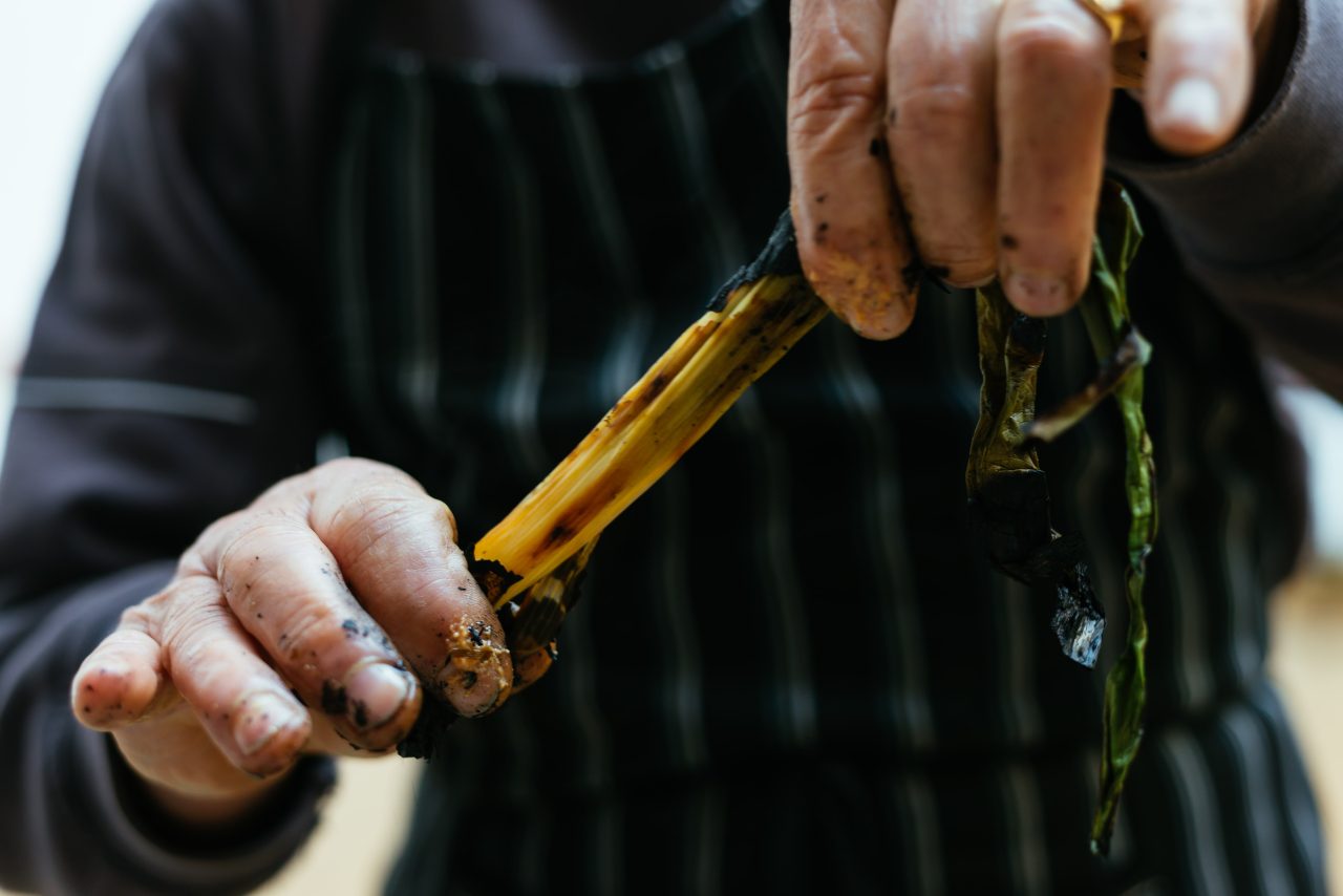 hombre pelando un calçot