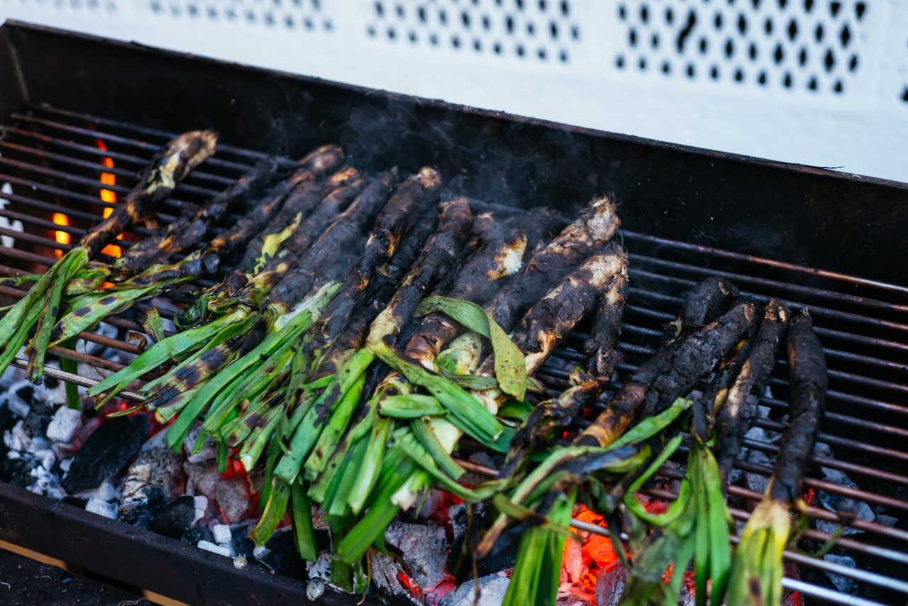 calçots cocinándose en una parrilla